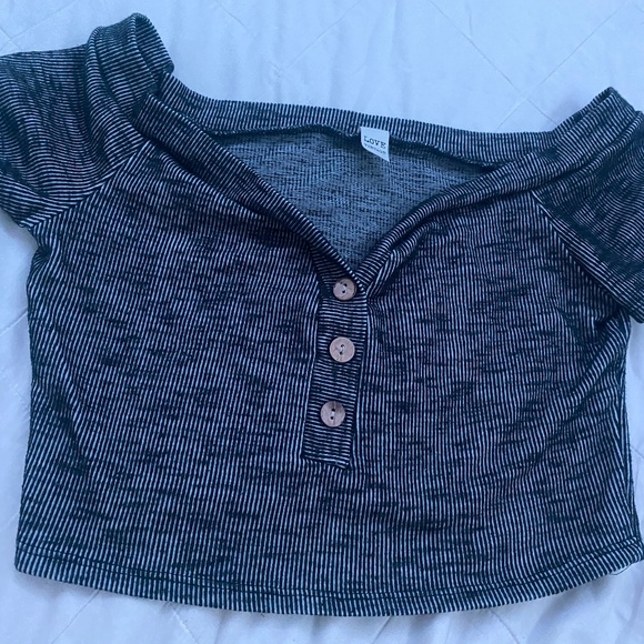 Adorable button up cropped & striped top - Picture 1 of 4